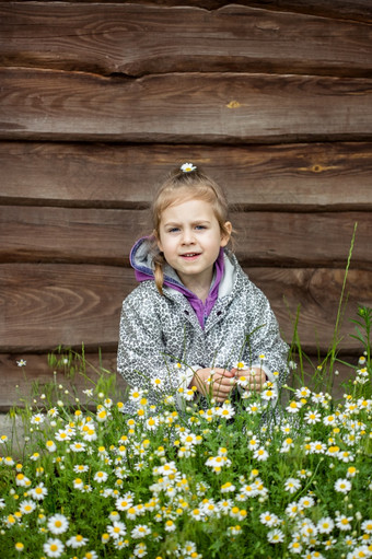 肖像可爱的小女孩附近的木栅栏的村肖像可爱的小女孩