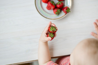 手孩子与草莓乡村<strong>背景板</strong>草莓的概念夏天健康的吃视图从以上公寓手孩子与草莓乡村<strong>背景板</strong>草莓