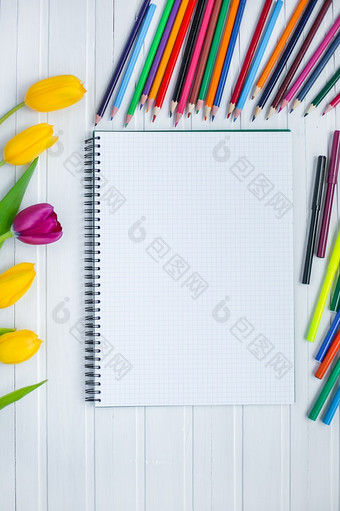 空白纸和色彩斑斓的铅笔老木表格空白纸和色彩斑斓的铅笔