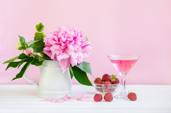 粉红色的牡丹下<strong>一个玻璃</strong>粉红色的酒粉红色的背景粉红色的牡丹下<strong>一个玻璃</strong>粉红色的酒