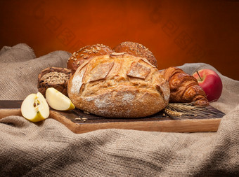 不同的类型新鲜的面包与小麦和水果背景不同的类型新鲜的面包