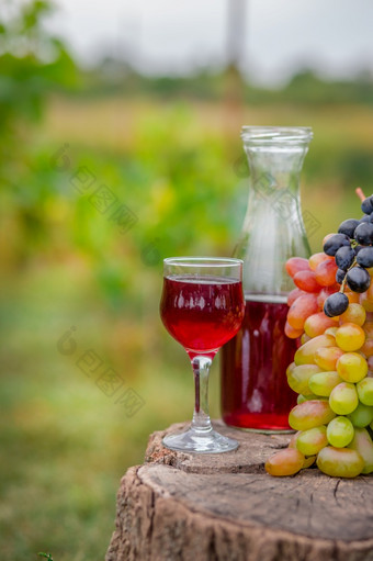 有机水果篮子夏天草新鲜的葡萄梨和苹果自然玻璃水瓶和玻璃酒有机水果篮子夏天草玻璃水瓶和玻璃酒