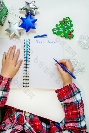 的孩子写信圣诞<strong>老人老人</strong>的表格在的圣诞节树装饰视图从以上的孩子写信圣诞<strong>老人老人</strong>视图从以上