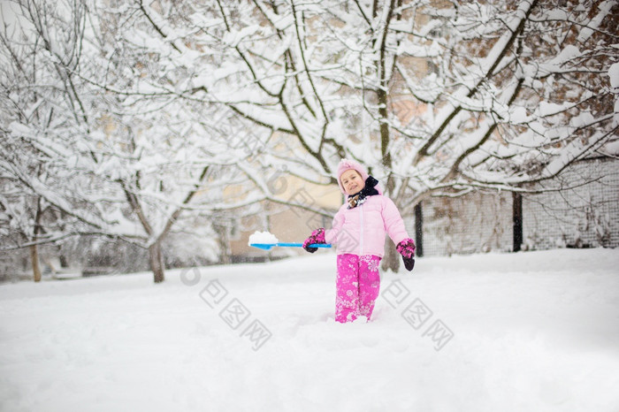 的孩子戏剧与雪的冬天小女孩明亮的夹克和针织他捕获雪花冬天公园为圣诞节孩子们玩和跳的白雪覆盖的花园的孩子戏剧与雪的冬天小女孩明亮的夹克和针织他捕获雪花冬天公园为圣诞节