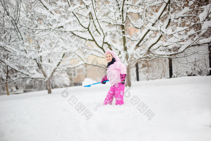 的孩子戏剧与雪的冬天小女孩明亮的夹克和针织他捕获雪花冬天公园为圣诞节孩子们玩和跳的白雪覆盖的花园的孩子戏剧与雪的冬天小女孩明亮的夹克和针织他捕获雪花冬天公园为圣诞节