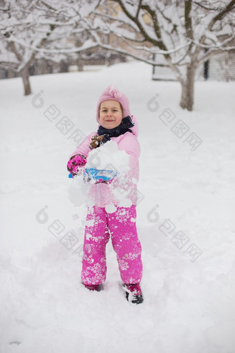 的孩子戏剧与雪的冬天小女孩明亮的夹克和针织他捕获雪花冬天公园为圣诞节孩子们玩和跳的白雪覆盖的花园的孩子戏剧与雪的冬天小女孩明亮的夹克和针织他捕获雪花冬天公园为圣诞节