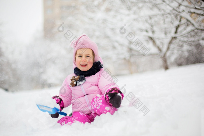 的孩子戏剧与雪的冬天小女孩明亮的夹克和针织他捕获雪花冬天公园为圣诞节孩子们玩和跳的白雪覆盖的花园的孩子戏剧与雪的冬天小女孩明亮的夹克和针织他捕获雪花冬天公园为圣诞节