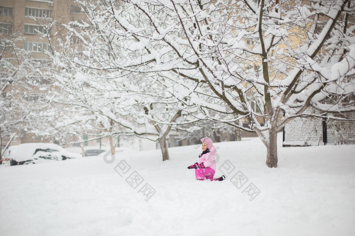 的孩子戏剧与雪的冬天小女孩明亮的夹克和针织他捕获雪花冬天公园为圣诞节孩子们玩和跳的白雪覆盖的花园的孩子戏剧与雪的冬天小女孩明亮的夹克和针织他捕获雪花冬天公园为圣诞节