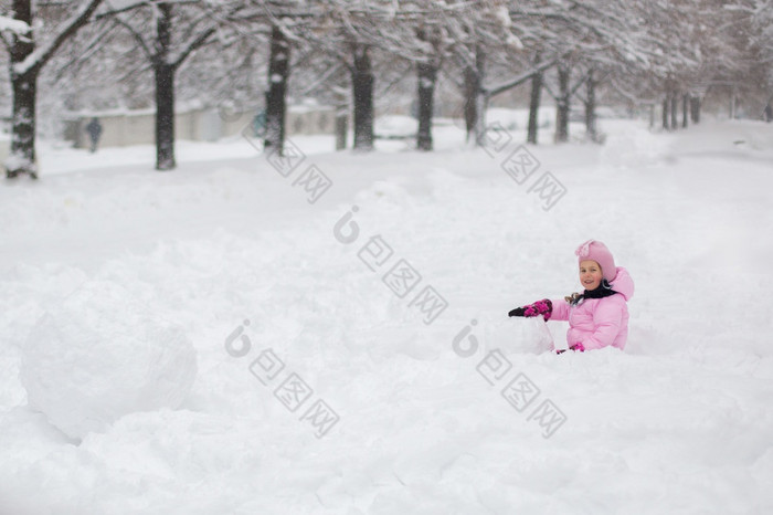 的孩子戏剧与雪的冬天小女孩明亮的夹克和针织他捕获雪花冬天公园为圣诞节孩子们玩和跳的白雪覆盖的花园的孩子戏剧与雪的冬天小女孩明亮的夹克和针织他捕获雪花冬天公园为圣诞节