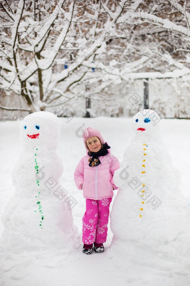 的孩子戏剧与雪的冬天小女孩明亮的夹克和针织他捕获雪花冬天公园为圣诞节孩子们玩和跳的白雪覆盖的花园的孩子戏剧与雪的冬天小女孩明亮的夹克和针织他捕获雪花冬天公园为圣诞节