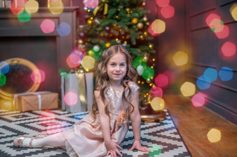 小女孩下的圣诞节树女孩与礼物下的树期待魔法礼物从圣诞老人老人小女孩下的圣诞节树女孩与礼物下的树期待魔法