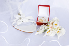 婚礼凉鞋而且花装饰在新娘面纱