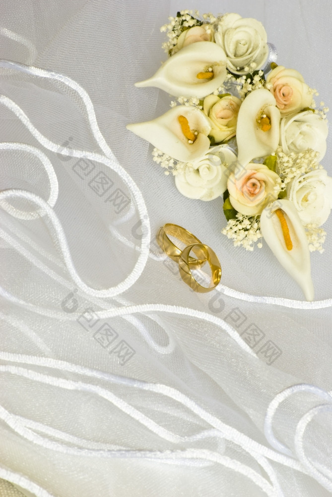 婚礼环而且花装饰在新娘面纱