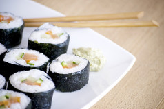 美味的自制的寿司白色板