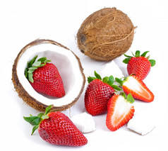 健康的新鲜的水果草莓而且椰子孤立的白色背景