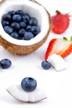 健康的新鲜的水果草莓蓝莓而且椰子孤立的白色背景