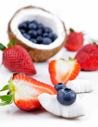 健康的新鲜的水果草莓蓝莓而且椰子孤立的白色背景