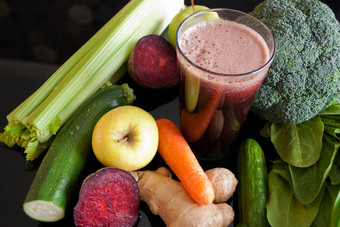 健康的汁使有机新鲜的水果而且蔬菜