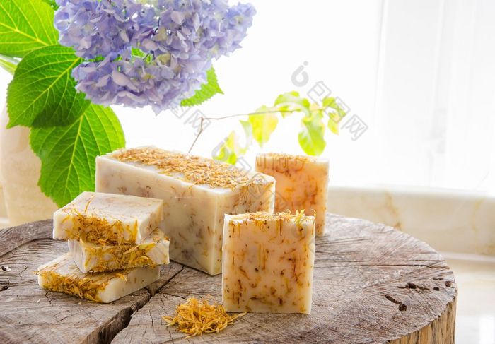 自制的聚和茶树Herbal自然肥皂使用橄榄石油非洲酪脂树和可可黄油
