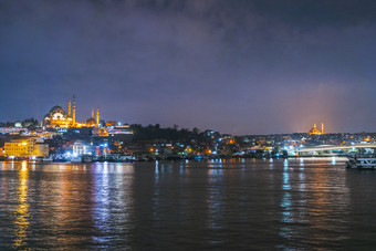 晚上视图伊斯坦布尔城市景观苏莱曼尼耶<strong>清真寺</strong>鲁斯特姆帕夏<strong>清真寺</strong>与浮动旅游船横跨博斯普鲁斯海峡伊斯坦布尔火鸡