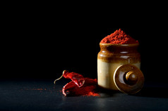 红色的辣椒胡椒粉粘土能与红色的辣椒辣椒黑色的背景