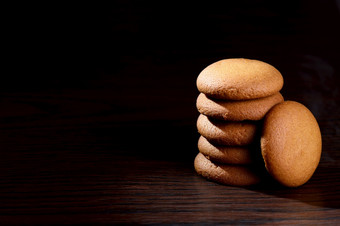 饼干堆栈美味的奶油饼干填满与巧克力奶油黑色的背景