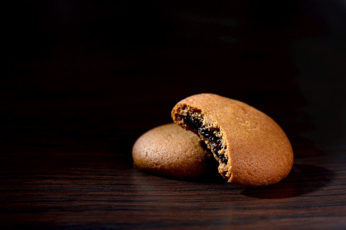 饼干填满与巧克力奶油巧克力奶油饼干棕色（的）巧克力饼干与奶油填充黑色的背景