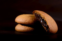 饼干填满与巧克力奶油巧克力奶油饼干棕色（的）巧克力饼干与奶油填充黑色的背景