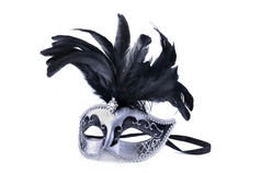 美丽的狂欢节面具与黑色的羽毛孤立的白色背景