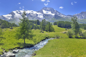 美丽的<strong>风景</strong>优美的ladscape高山山与冰川和绿色植物草地与<strong>小河</strong>