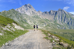 美丽的山景观与徒步旅行者走徒步旅行小道