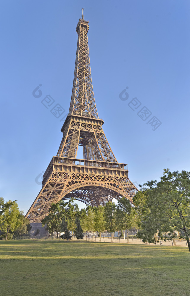 视图埃菲尔铁塔塔从花园蓝色的天空巴黎法国视图埃菲尔铁塔塔蓝色的天空巴黎法国