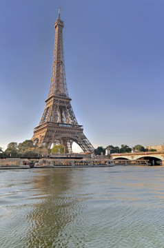 视图从的河的他的埃菲尔铁塔塔巴黎法国