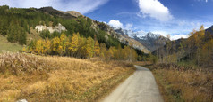 路穿越秋天的景观山全景视图