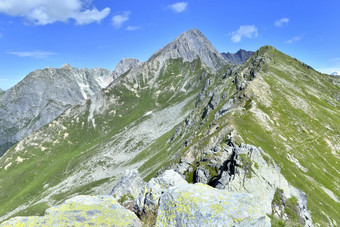 大视图岩石山峰山下蓝色的天空