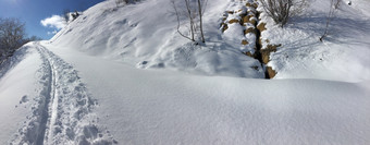 滑雪打印新鲜的雪覆盖小径<strong>山下</strong>蓝色的天空滑雪打印新鲜的雪覆盖<strong>山下</strong>蓝色的天空