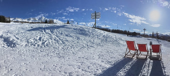 甲板椅子冬天<strong>阳台</strong>的雪高山滑雪山坡上高山度假胜地甲板椅子冬天<strong>阳台</strong>的雪高山滑雪山坡上