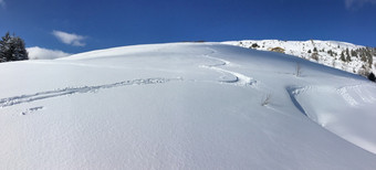 滑雪打印新鲜的雪覆盖山<strong>下</strong>蓝色的天空<strong>全景</strong>视图滑雪打印新鲜的雪覆盖山<strong>下</strong>蓝色的天空