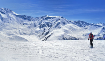 滑雪坡高山雪山下蓝色的天空