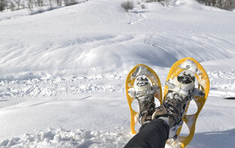 脚女人与雪鞋坐着的雪