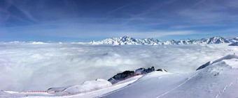 全景视图以上云山峰雪山下蓝色的天空