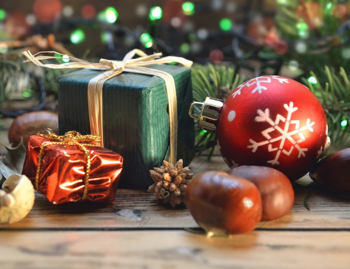 传统的圣诞节装饰木表格与礼物盒子和灯背景传统的圣诞节装饰木表格与礼物盒和灯背景