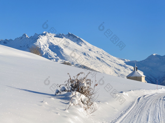 雪山和路山下蓝色的天空