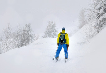 男人。回来滑雪巡回演出下降雪