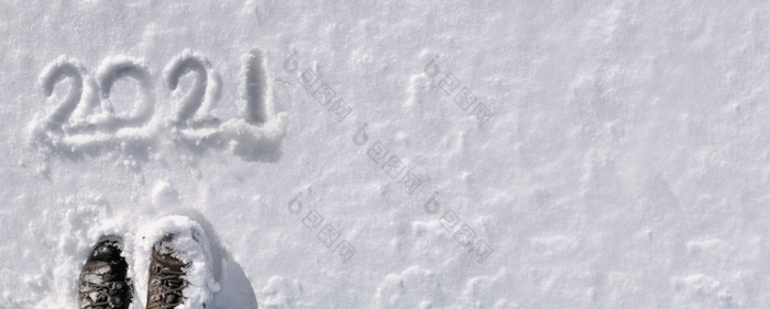 前视图手写作的雪与徒步旅行者脚全景大小前视图手写作的雪与徒步旅行者脚全景大小