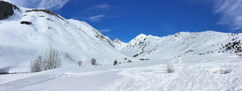 全景视图法国高山山覆盖与雪冬天下蓝色的天空高山山覆盖与雪冬天下蓝色的天空