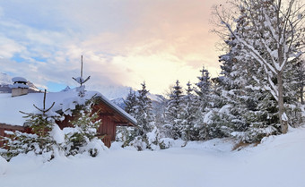 美丽的视图木高山的小<strong>木屋</strong>的新鲜的雪与冷杉树日落木高山的小<strong>木屋</strong>的新鲜的雪与冷杉树日落