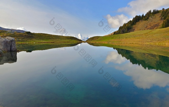 反射的天空和树的水高山山湖反射的天空的水高山山湖