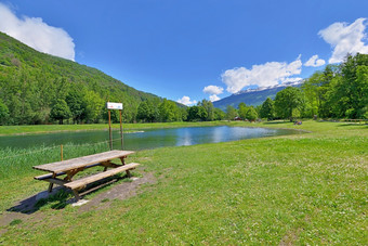 木野餐表格的草的边缘湖休闲公园的法国阿尔卑<strong>斯</strong>山脉野餐表格的草的边缘湖休闲公园