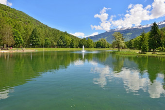 美丽的视图湖休闲公园的谷的塔朗泰斯的法国<strong>阿尔卑斯山脉</strong>湖休闲公园的谷的塔朗泰斯的法国<strong>阿尔卑斯山脉</strong>